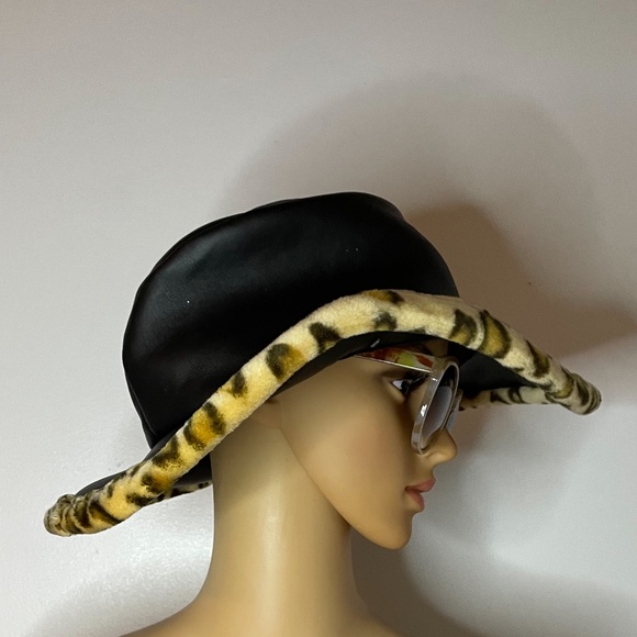 Vintage vegan black leather faux cheetah fur lined 60’s super mod dramatic hat! - Picture 5 of 9